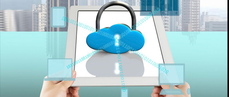 Cloud-Schloss vor Tablet und Skyline