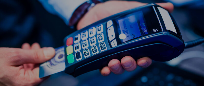EC-Cash-Terminal in der Hand eines Mannes