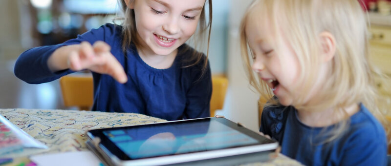 Kinder mit Tablet