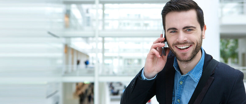 Mann mit Smartphone