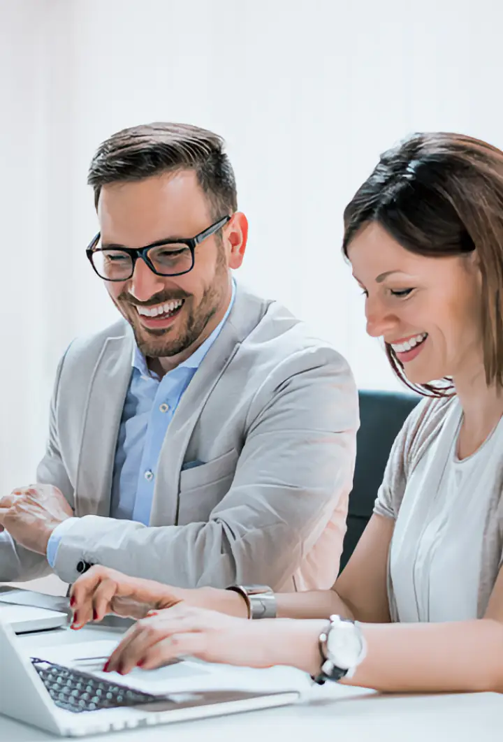 Mann und Frau arbeiten mit Laptop