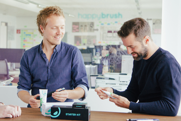 Stefan Walter (l.) und Florian Kiener (r.) sind die Gründer des Startup-Unternehmens happybrush. happybrush bietet moderne, nachhaltige Mundpflege mit effektiver Technologie. Die beiden happybrush Gründer und ihr Produkt