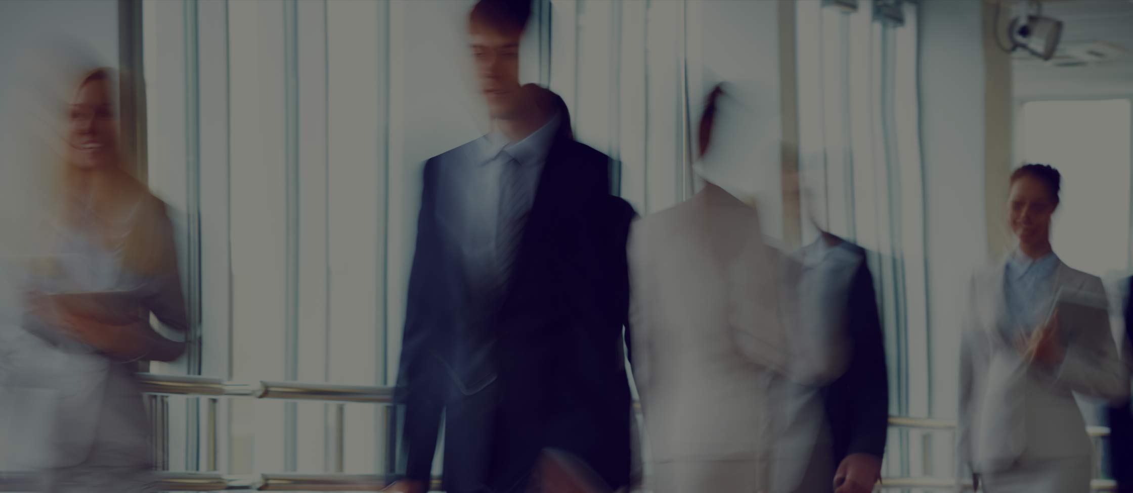 Header Männer in Anzügen gehen vorbei (Bild verschwommen)