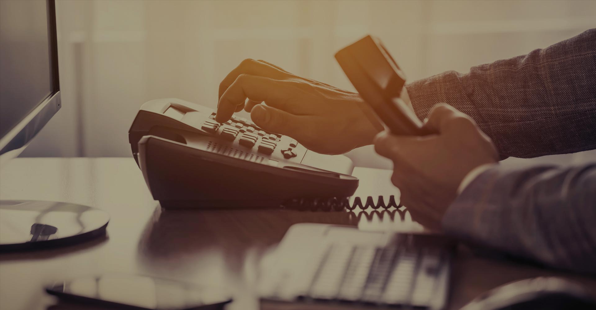 Header Mann bedient Telefon
