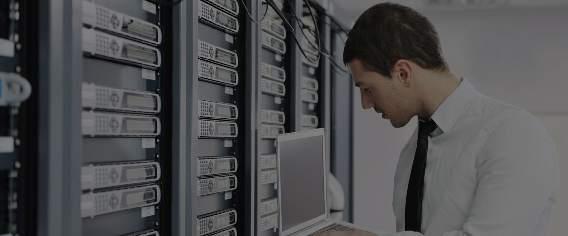 Header Mann bedient Laptop