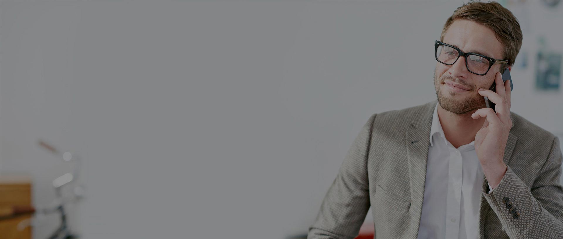 Header Mann telefoniert