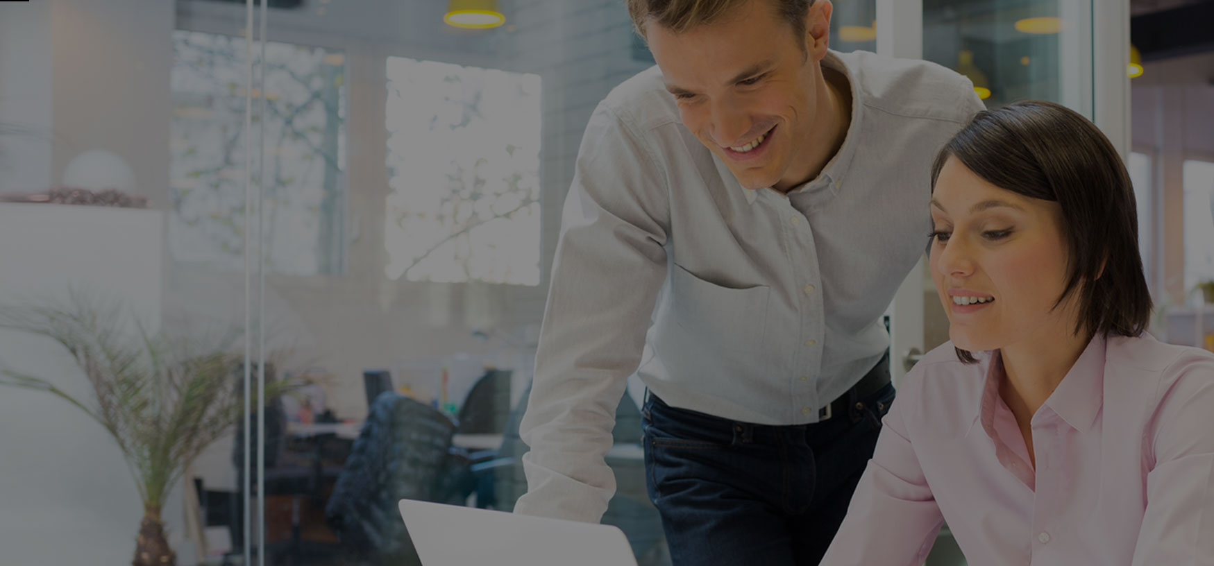 Header Mann und Frau bedienen Laptop