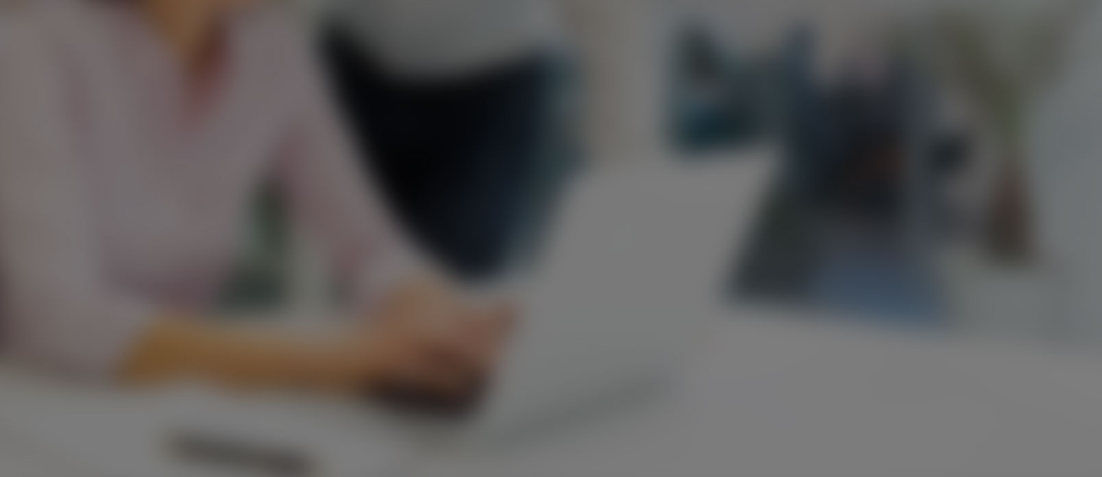 Header Systemstatus Mann bedient Laptop