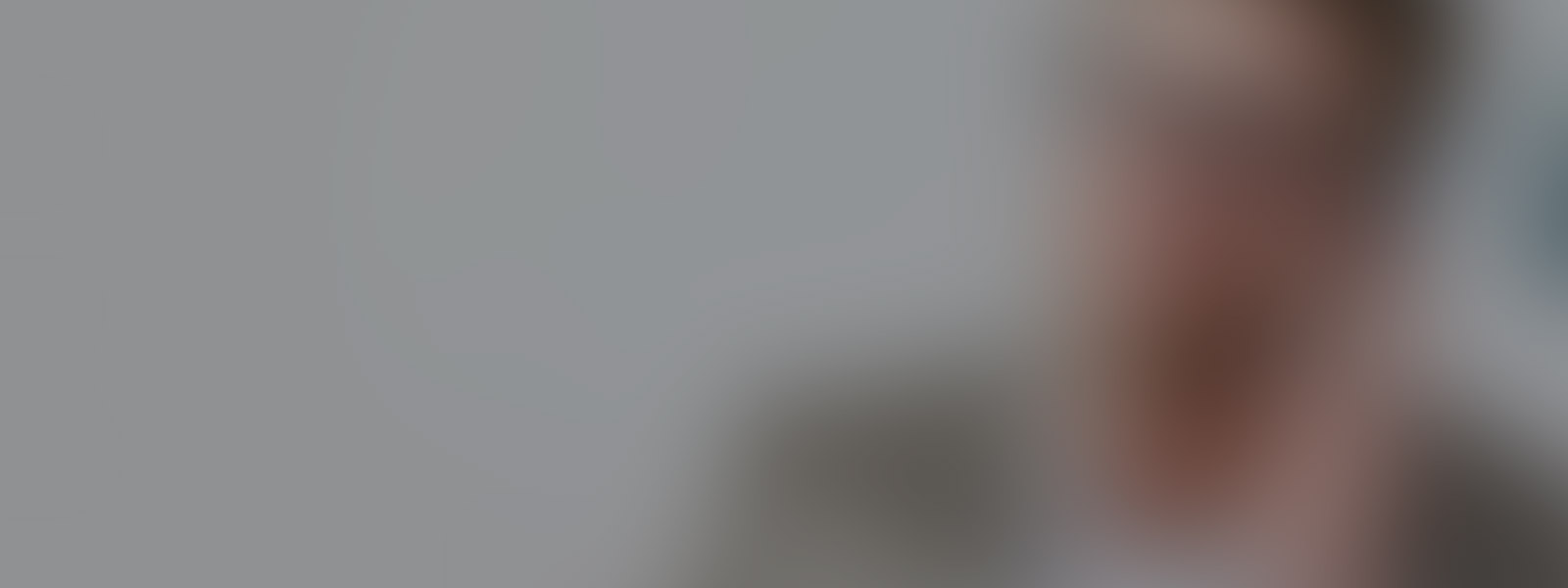 Header Mann telefoniert (Bild verschwommen)